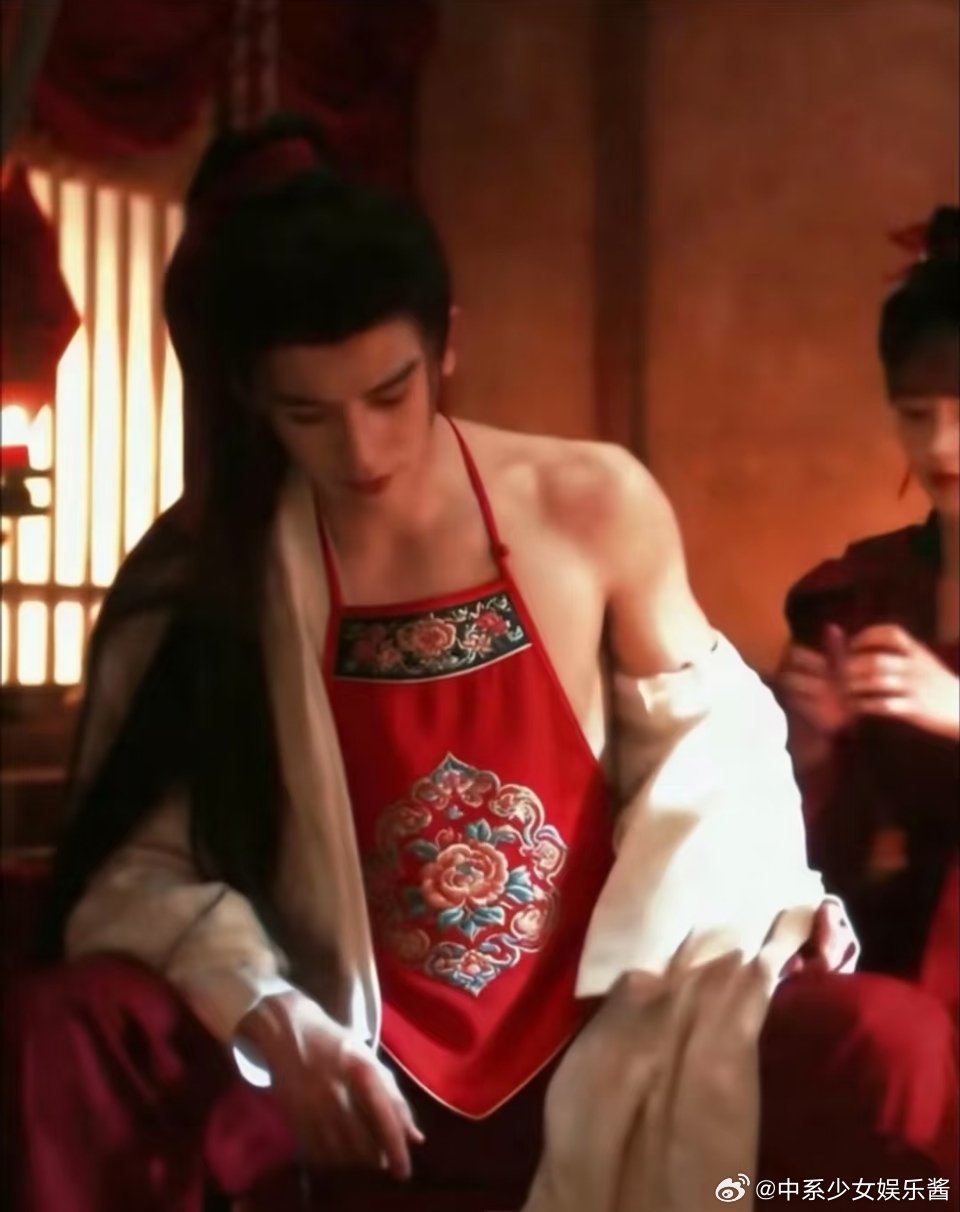 张凌赫竟然穿肚兜了？真的假的 
