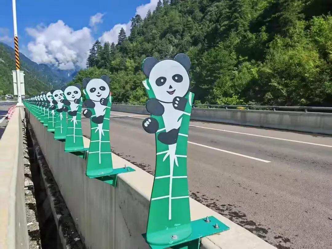 我试了一下，确实眼花...一网友说开了一趟九绵高速，眼睛差点被熊猫闪崩！

近日