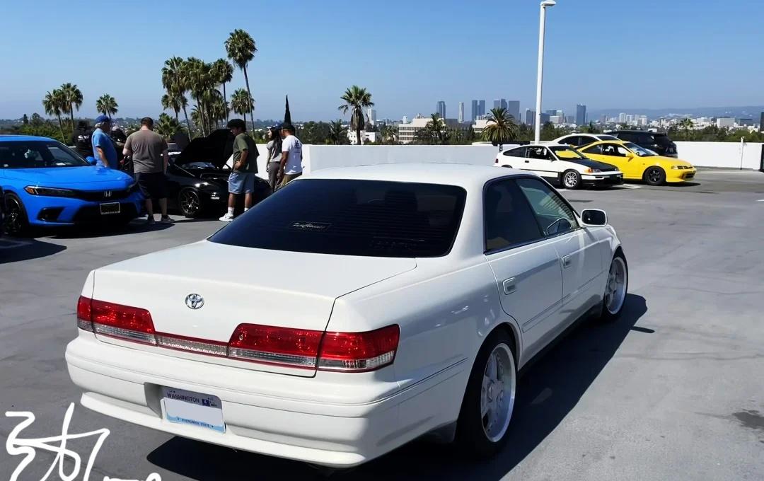 1999款丰田马克II (JZX100)
1999 Toyota Mark II