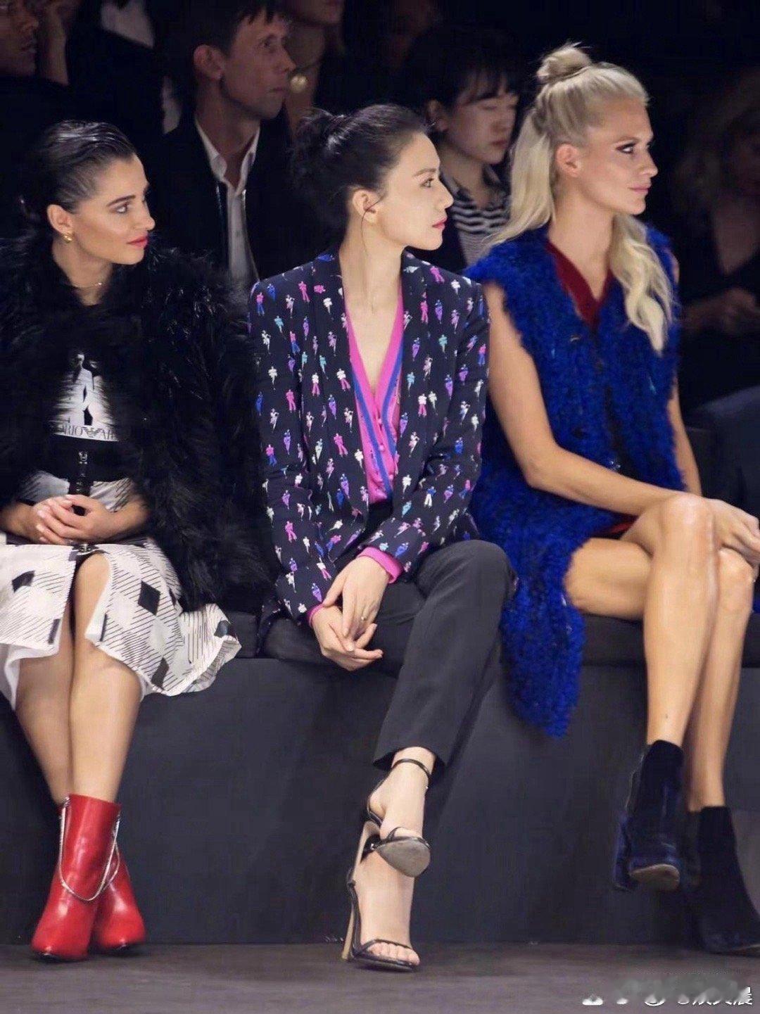 高圆圆的美自带独特韵味，往那一站气质直接拉满，从容大气，丝毫不输外国女星，中式东