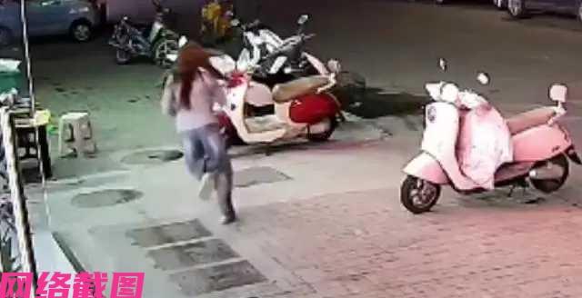 安徽亳州有女子在一家面馆吃面，期间女子要借店主的手机，说给朋友回个电话，由于店主