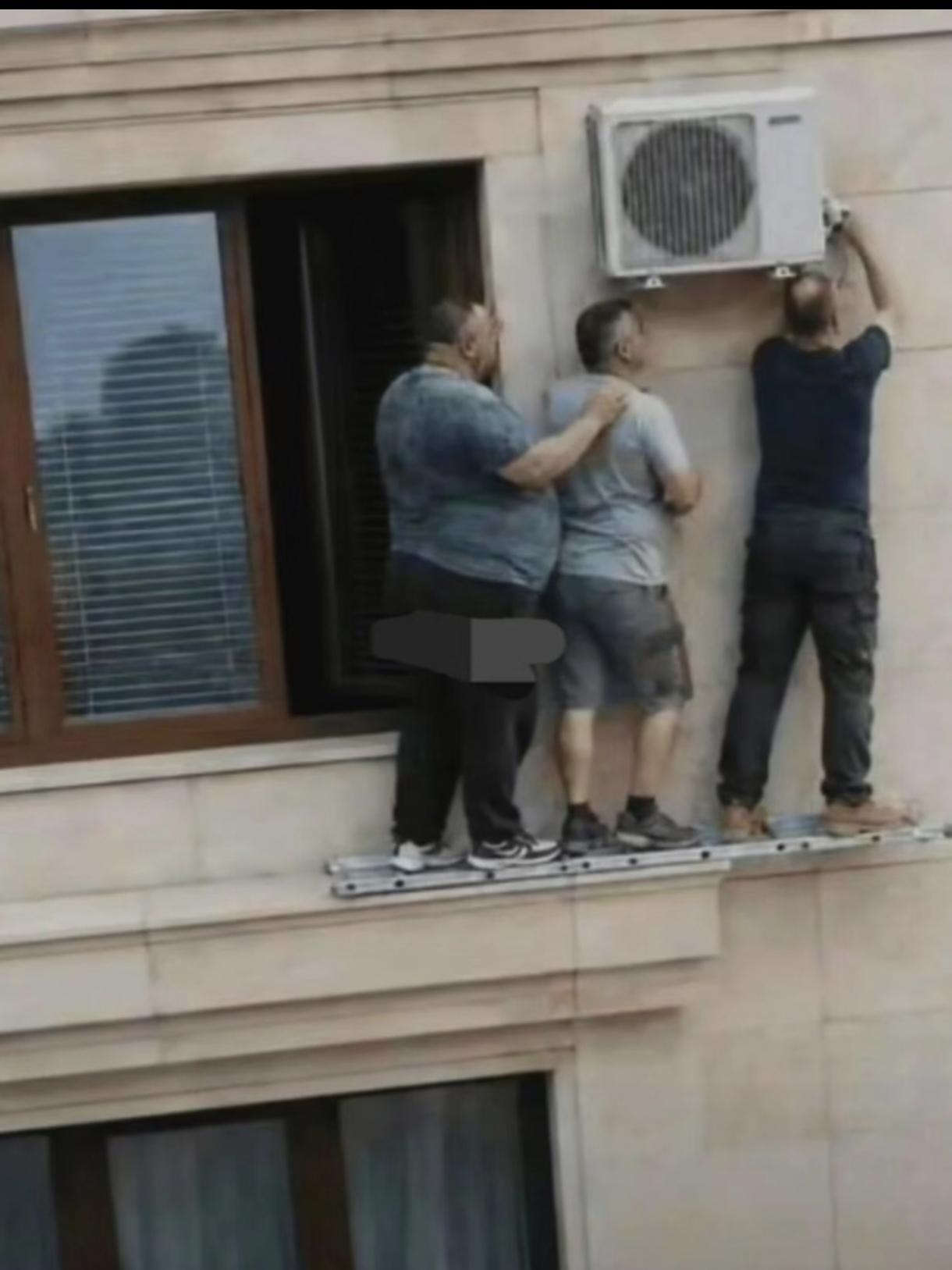 我想好了一个标题：“进退两男”，怎么样？真是过命的交情。根据悬挑结构的基本原理，