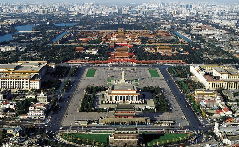 1957年，北京永定门城楼因为“妨碍交通”被拆除。48年后，果不其然开始复建永定