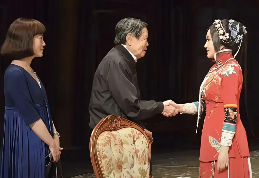 学历对一个女性来说，还是很重要的，
图一图二，是杨振宁院士和刘晓庆见面时，他的妻