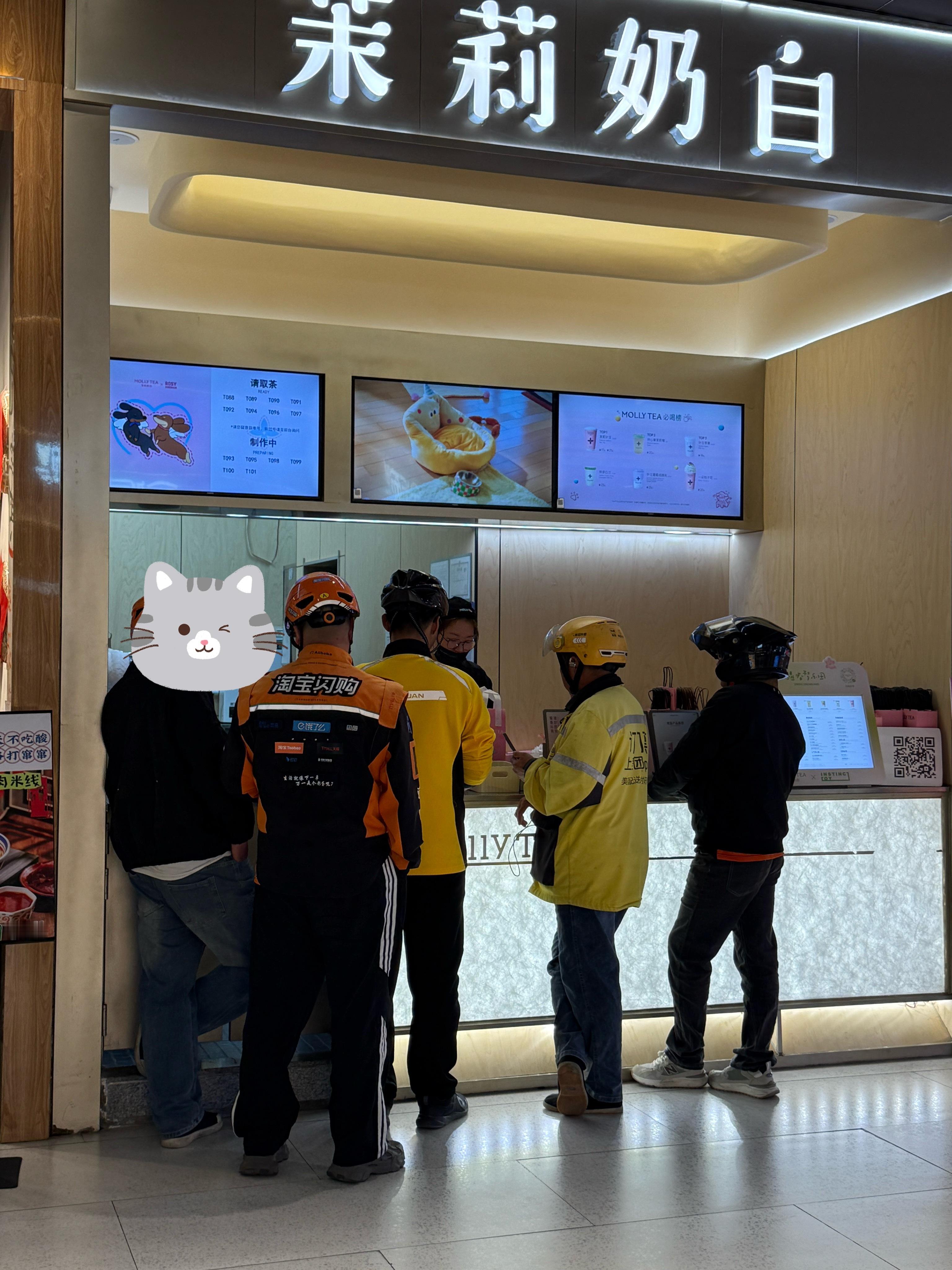 刚刚去的时候，店员一直在感叹，“天啊，我低估了，这太牛了，我要疯了”，我这边都比