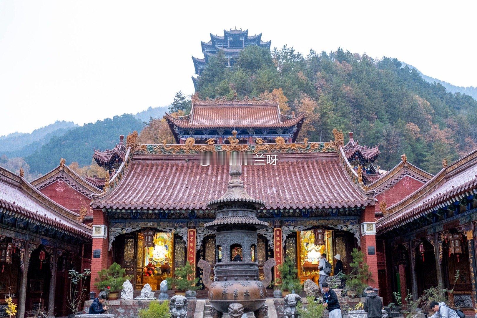  曼殊寺，亦称净土寺，与“麦积山石窟