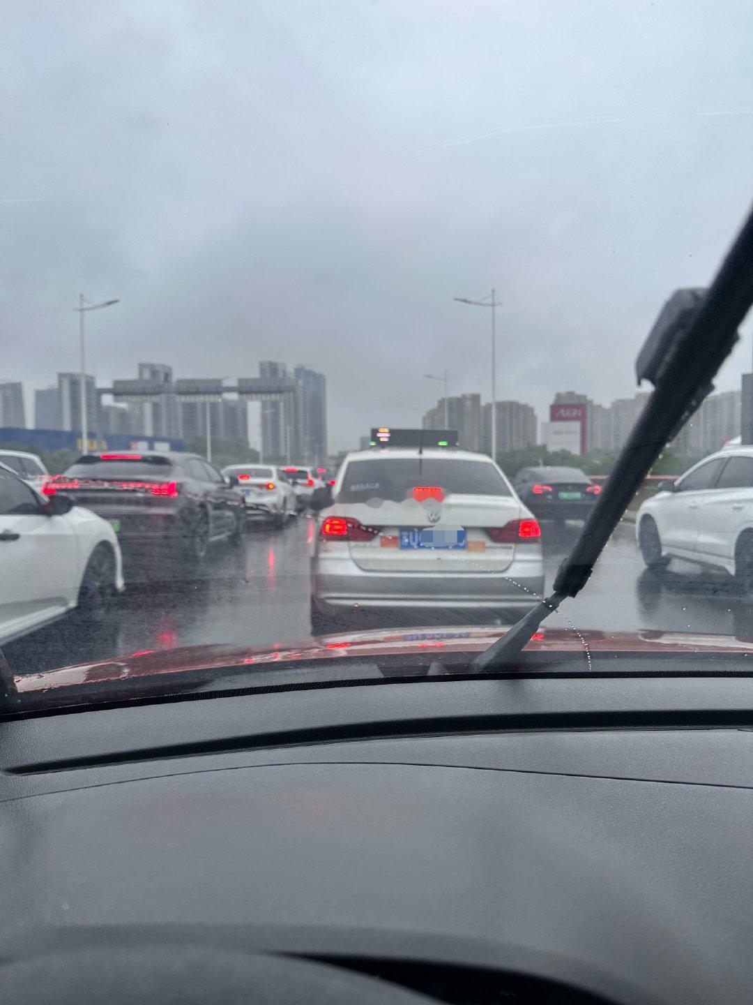 燃烧的陀螺仪  早安又是一个下大雨的天气🌧️ 