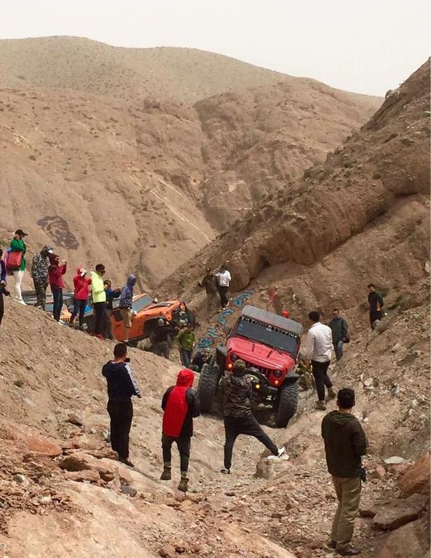 泥里不慌越玩越强。泥地是最磨心态的。打滑的时候别乱打方向。顺着车的劲儿走。尽量走