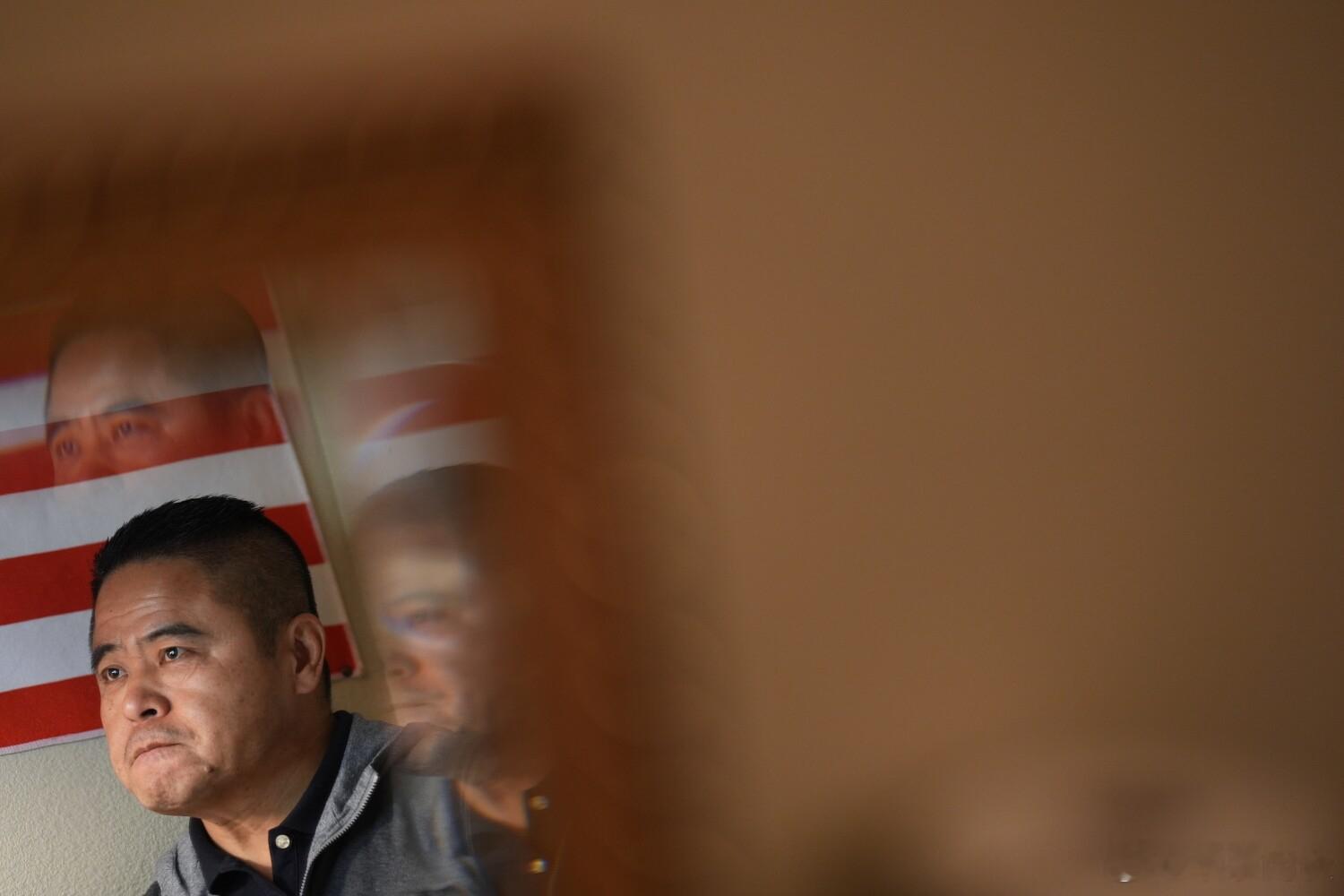 【一名现居美国的中国举报人正遭到北京方面的追捕，而美国科技公司也参与其中】[傻子