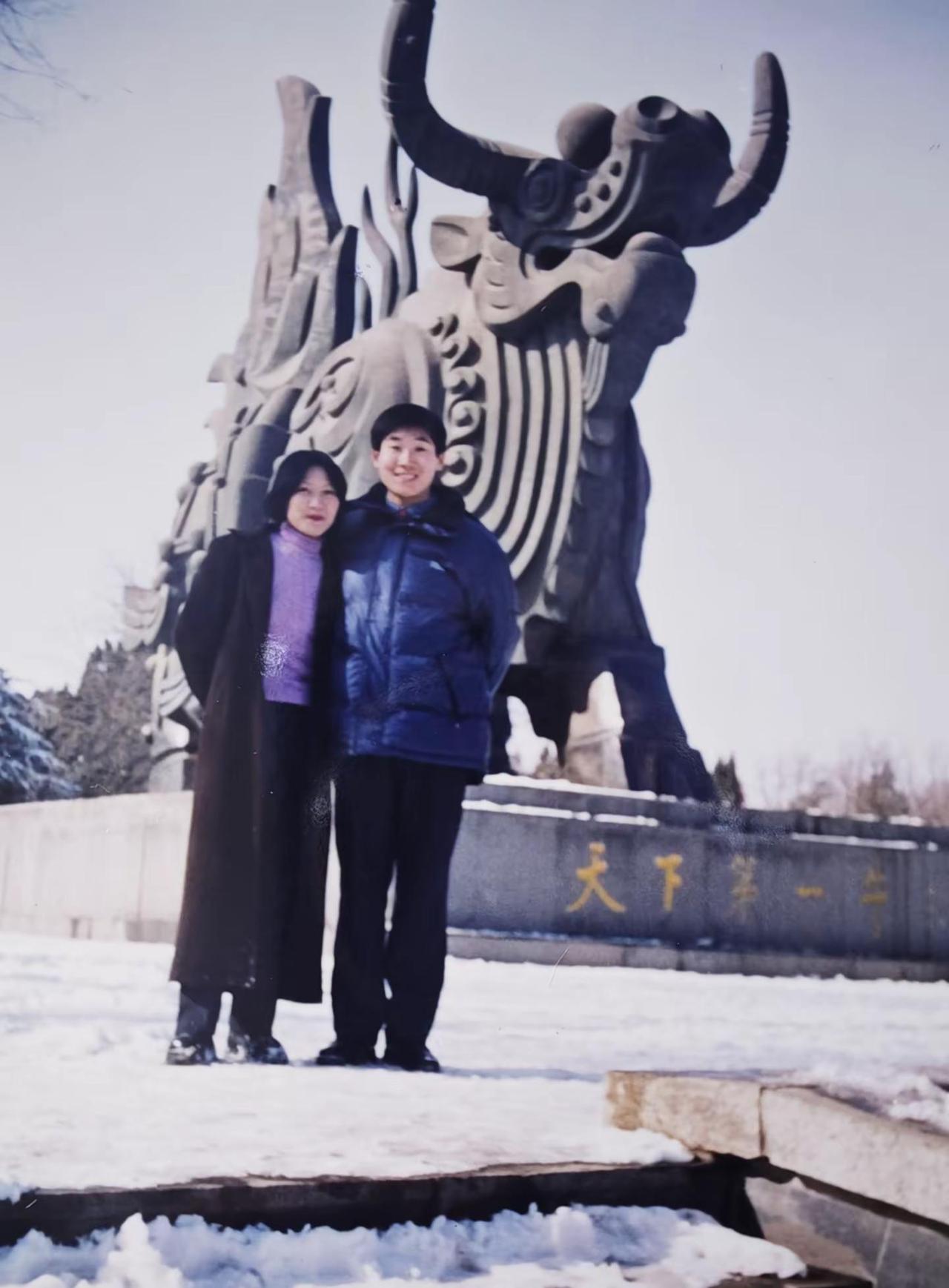 你和我两个人，才可以叫我们。已经结婚22年了！第一张照片是2000年，第二张照片