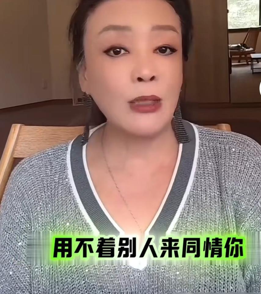 张兰去年7月日销售额掉到50万，她在直播间骂了网友三个小时，货架上的酸辣粉还在长