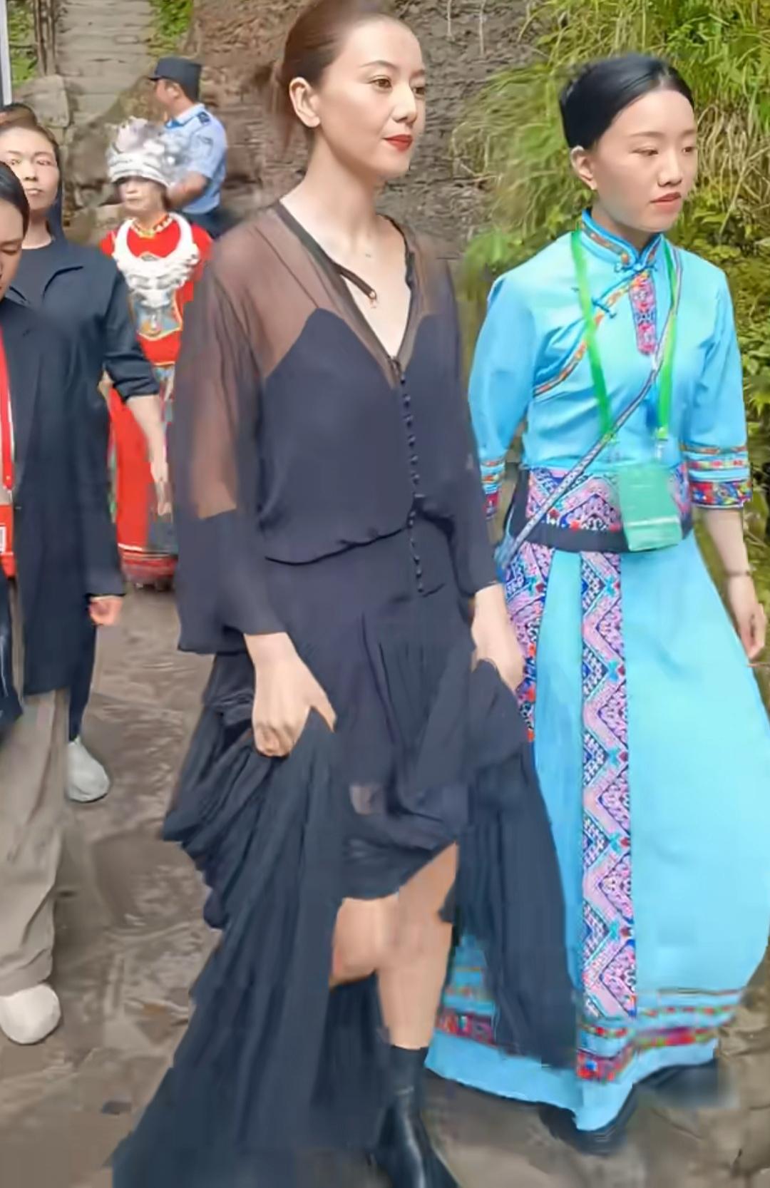 网友随手拍的高圆圆，并赞她本人比电视上美十倍。

评论区里却有人感叹“美人也抵不
