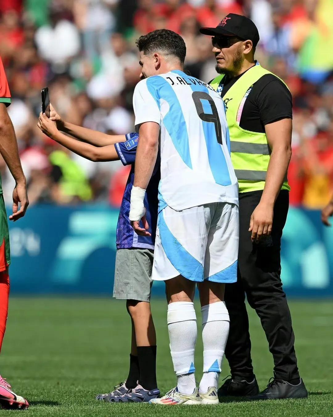 巴黎奥运，绝对差评。超长补时，裁判一声哨响未结束？球迷都懵圈了，阿根廷队绝平后再