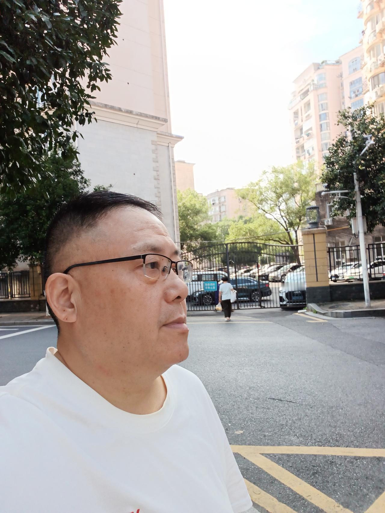 今天早上运动后，就去了小区附近的一家“果蔬园”买菜，发现新鲜的猪肝5元钱一斤。