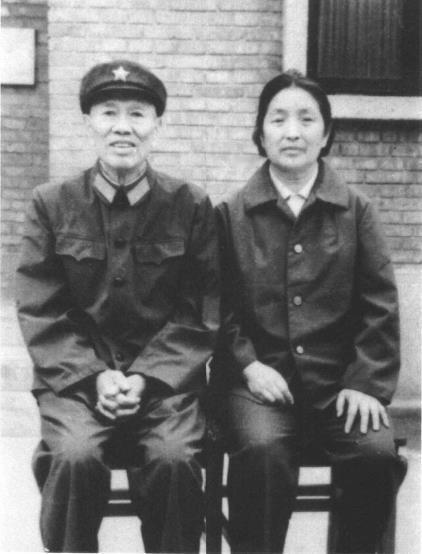 1979年，邓华夫妇于北京军事科学院合影。