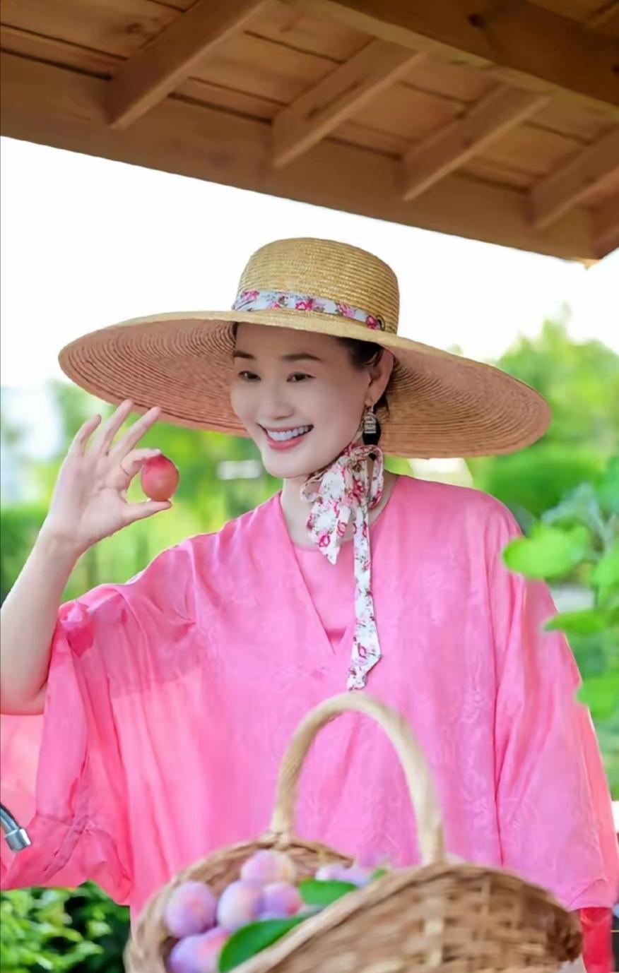 林依轮家果园的西梅熟了，妻子西华太美了，拎着篮子去摘果子。
 
照片里，她穿着西