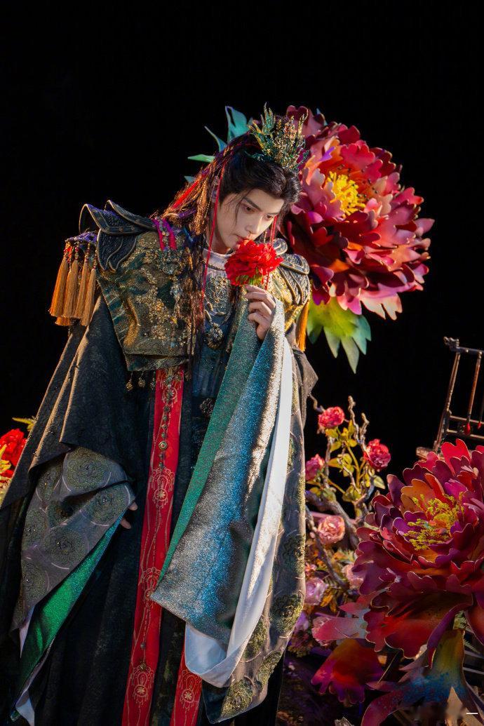 徐正溪新剧变脸比翻书还快《水龙吟》里鬼牡丹那句“那可是尊主的玩具”也太绝了！明明