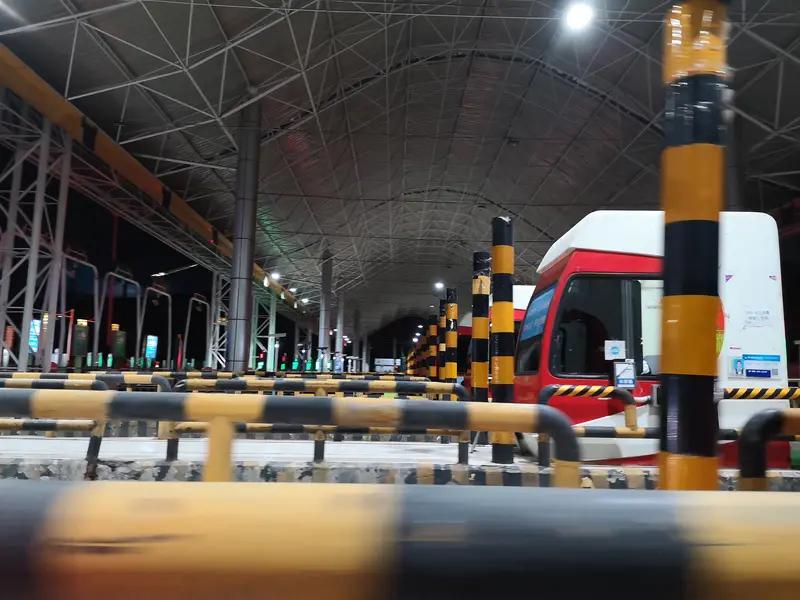 空车过收费站因“超重”被拦下，3月30日，上海货车司机在G15北青公路收费站因＂