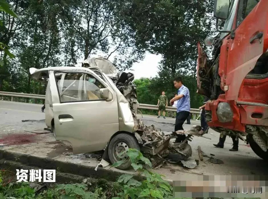 突发严重交通事故，网传一辆面包车被运渣车撞击，多人伤亡。事发2月3日早上6点多，