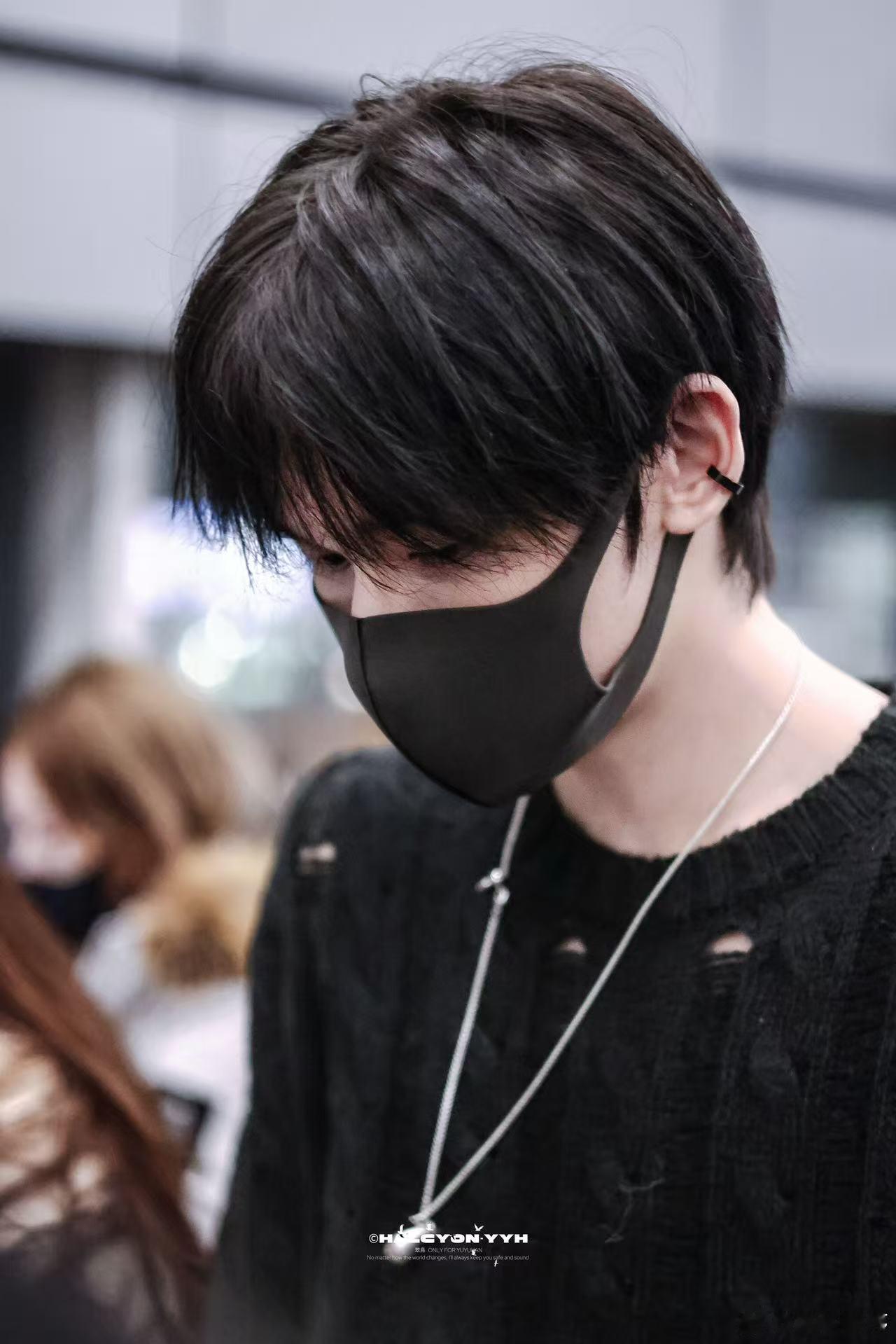 余宇涵机场走一半把外套脱了 谁懂啊！余宇涵脱外套的瞬间直接封神！顺毛造型温柔又帅