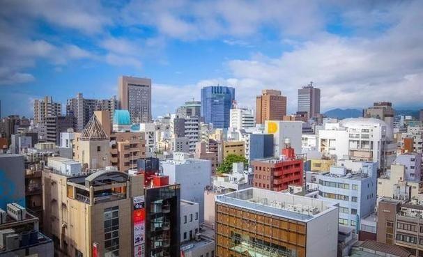 有关郑丽文向日本灾民捐款一事，无论从哪个角度讲，感到满意的是高市早苗以及日本现政