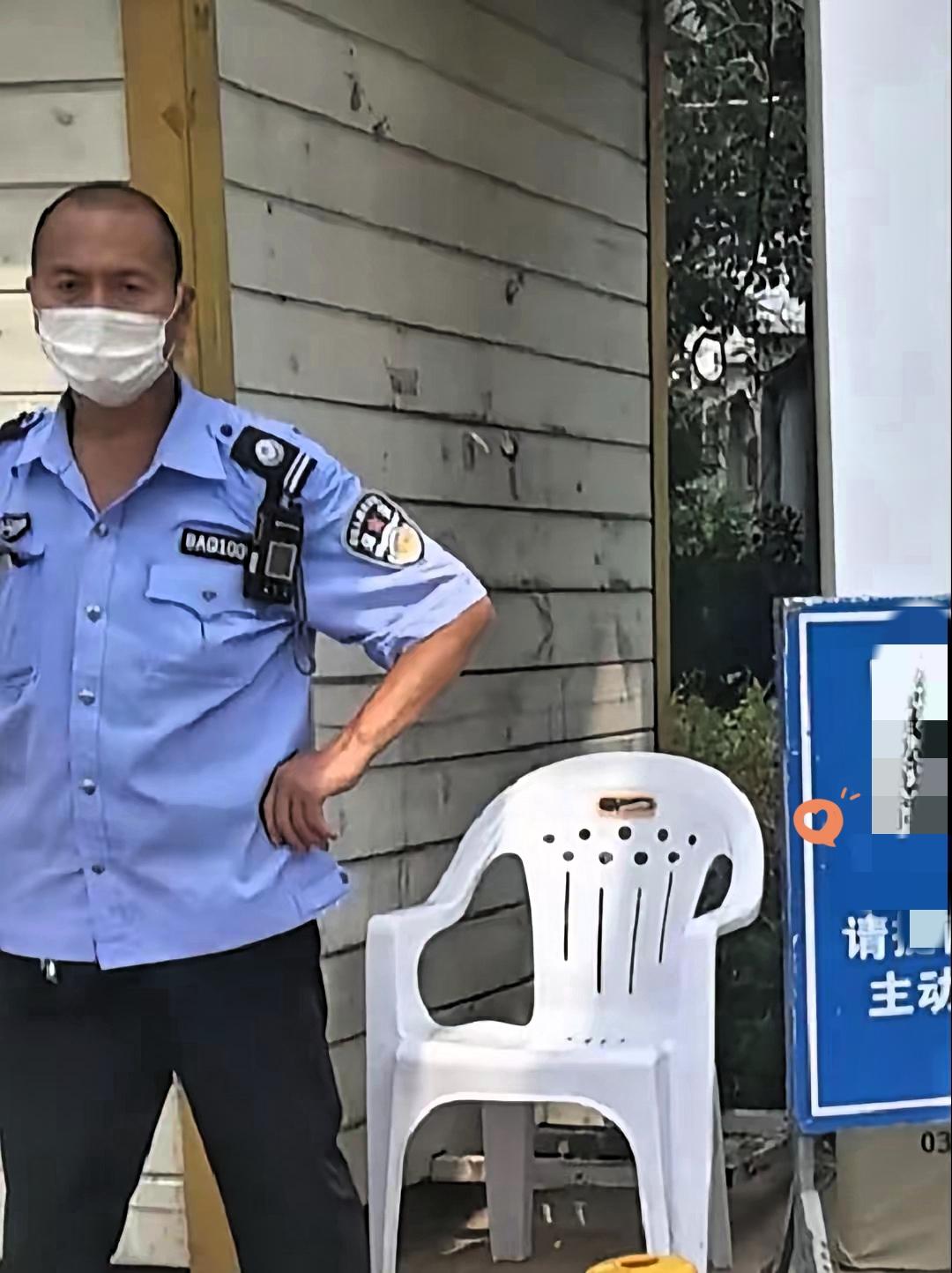 过度礼貌真不是啥好事！上周去弟弟小区，我隔着门禁笑着跟保安说“师傅您好，麻烦开下