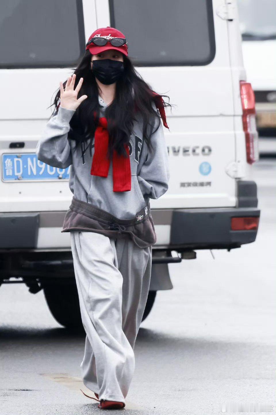 虞书欣拿走了自己和jennie的立牌 表面软萌笑眯眯，实则目标超明确，把自己和偶