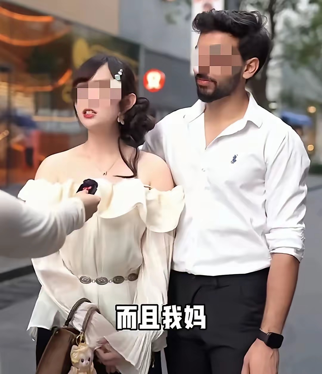 女孩很自豪的对博主介绍身边的印度老公。女孩说她是他的三婚，是合法的那种，也就是说