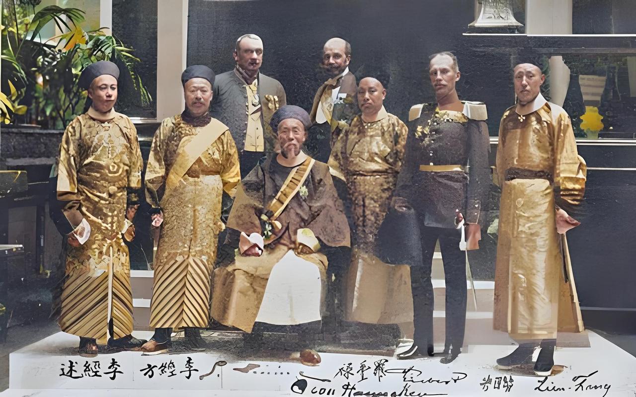 这张老照片，定格李鸿章获德皇“红鹰大十字头等宝星”勋章后，与主要团员在德国皇宫的