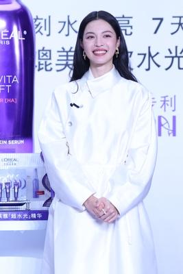 钟楚曦
现身北京
出席欧莱雅活动
一身白色
穿出了白玫瑰既视感
清纯又浪漫
好看