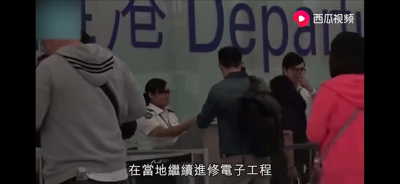谭咏麟的私生子，带女朋友回来见家长啦！
近日，港媒在机场拍到最强星二代谭晓风回港