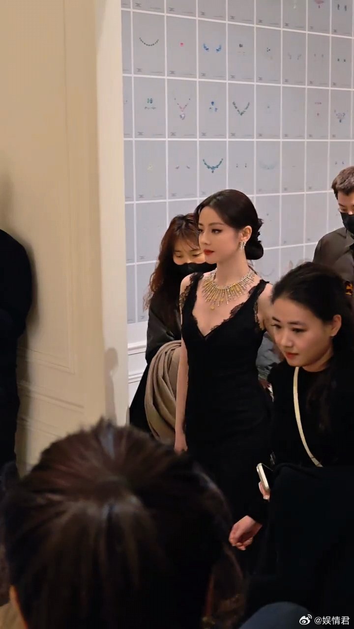 迪丽热巴走路劲劲的摇曳生姿具象化，走路粉爽了 