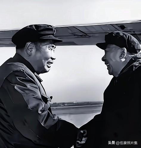 1973年12月26日，武汉王家墩机场，杨得志将军和曾思玉将军紧紧握手的合影，当
