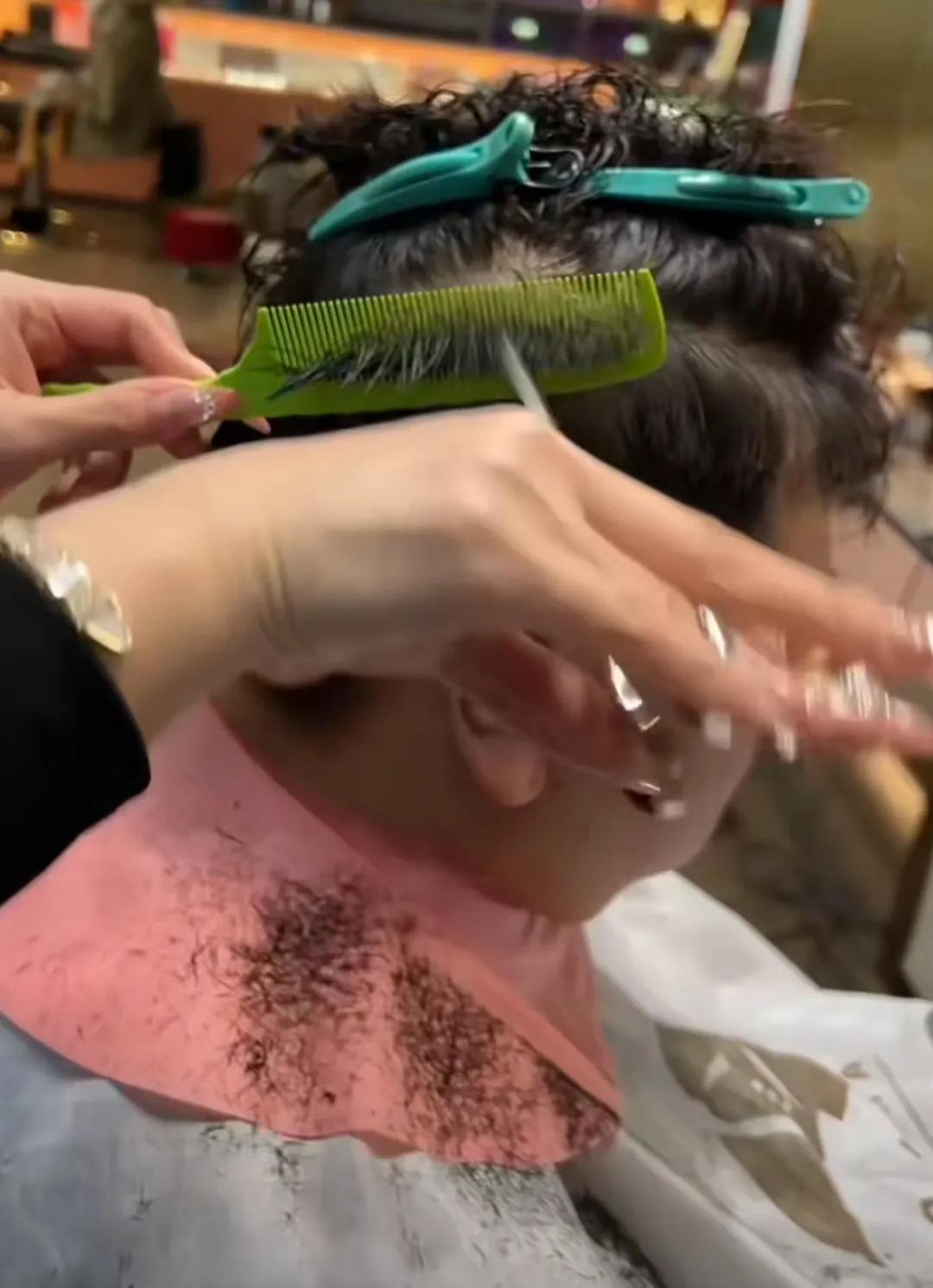 楼下的理发店
老板一个礼拜要去四回
问他就是头发长了
又该剪了

趁着老板娘回娘