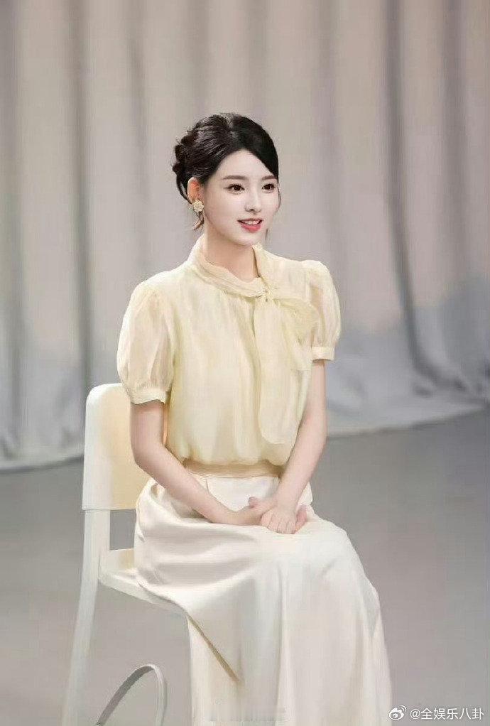 恭喜庞铮！从带货主播到东方卫视唯一签约实习生，她用超强的控场力、共情力和情绪稳定