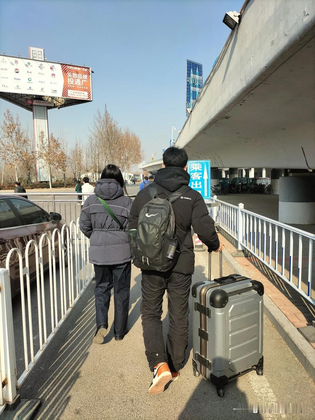 孩子不管多么大出门，父母都牵挂。儿行千里母担忧，原来只是一句话，现在是切身感受。