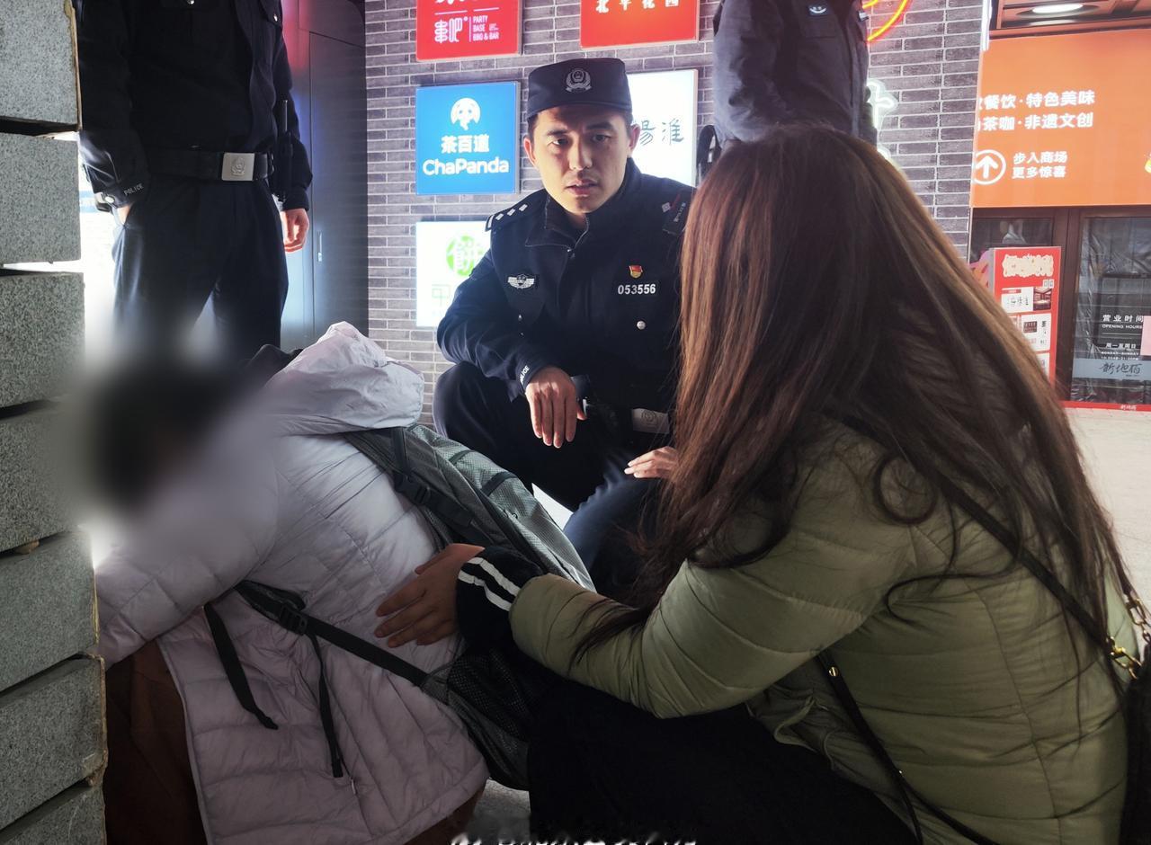 春节期间，地铁客流持续攀升。 民警王宏超在什刹海地铁站支援工作中，发现一名乘客突