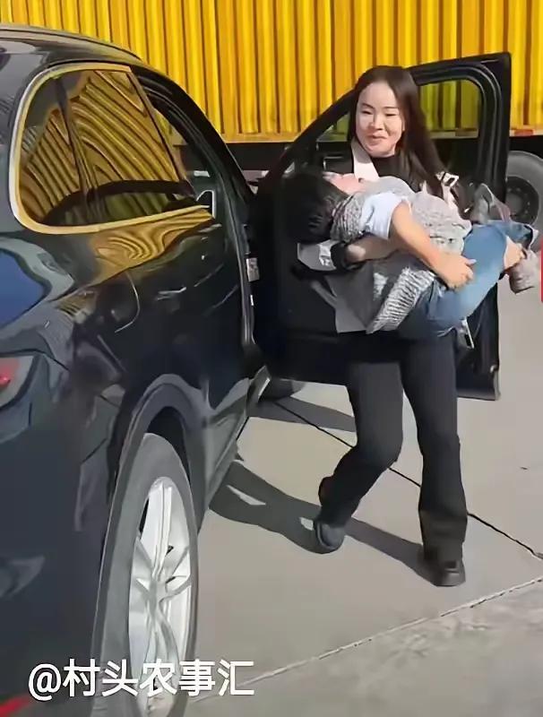 喜梅一大家子的人，都在找大双来做家里免费的保姆。
要知道，喜梅可是不能自理的女人