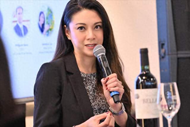 廖碧儿首度承认，与70岁富商吕礼章恋情，称开心最重要暂无婚期