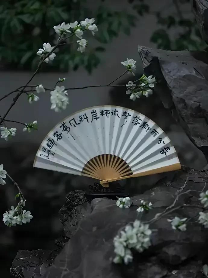 人只要活着就必须记住这10句很现实的话：
 
很多人年轻的时候总觉得人情重于一切