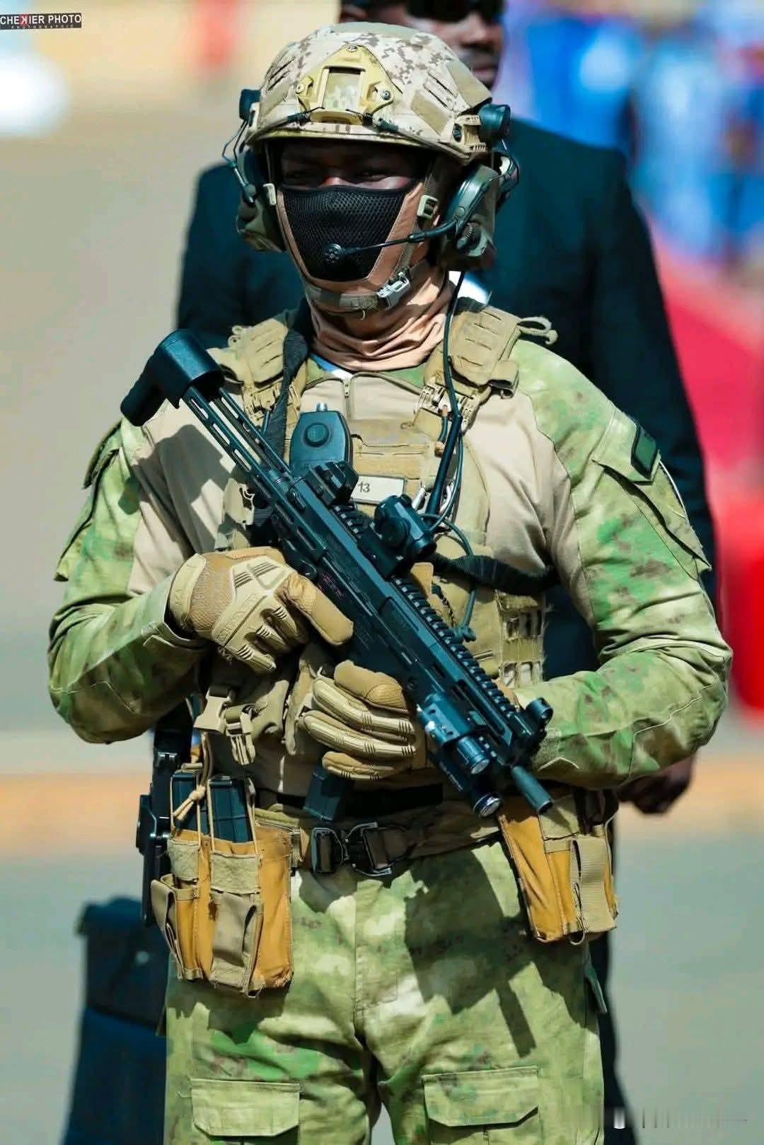 非洲马里士兵装备的中国lS 7冲锋枪