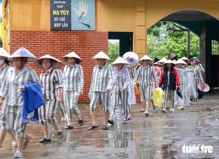 越南公安部通知草案提出，看守所应当开设银行账户，在会面区域张贴二维码，公布账号，