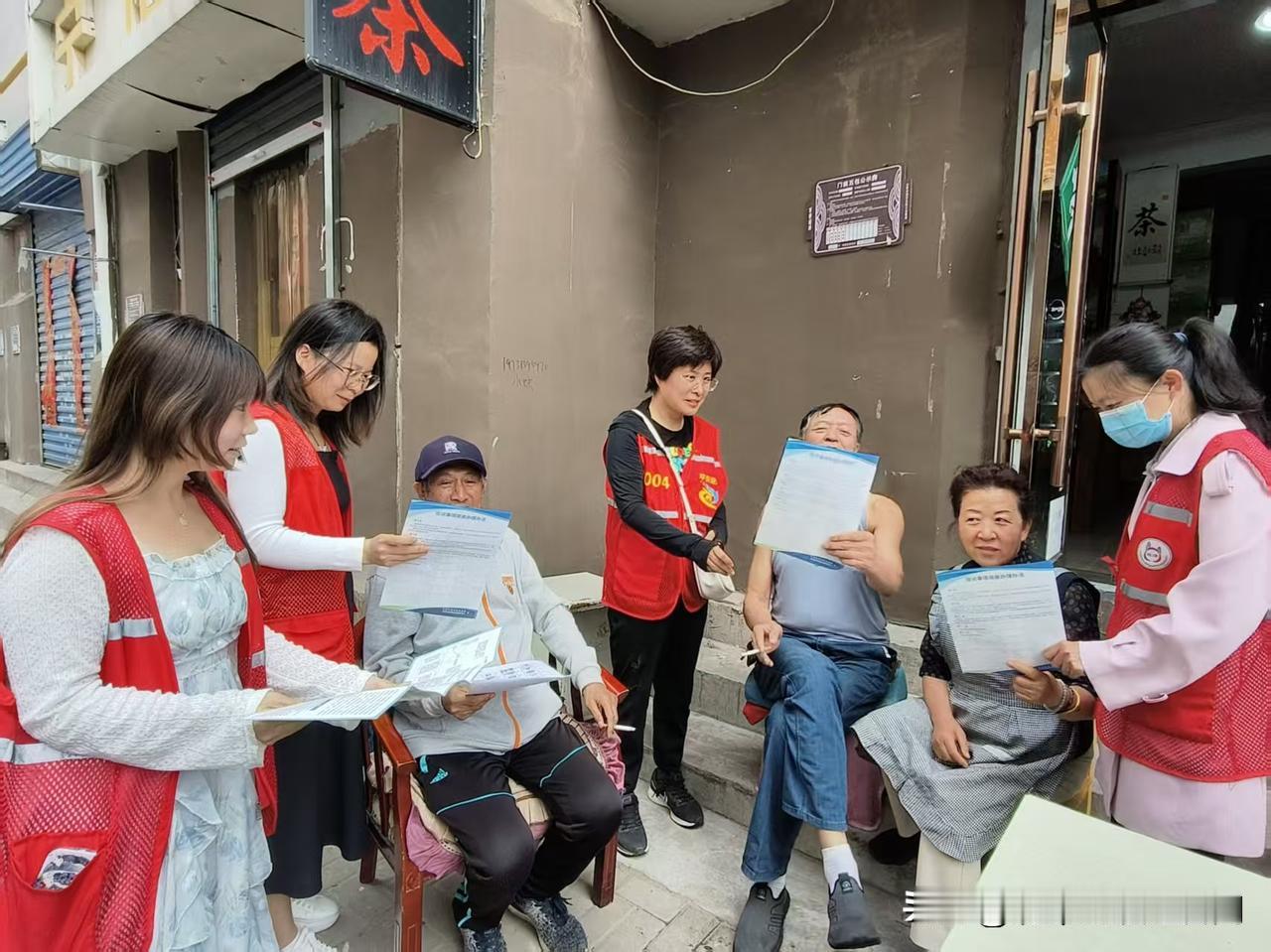 普法入户送温情 迎泽区海东社区筑牢基层法治防线
 
近日，太原市迎泽区柳巷街道海