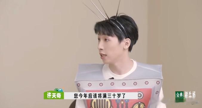 主持人采访时问孙怡：您今年应该将满30岁了，孙怡闻言，毫不客气的给了他一记白眼，