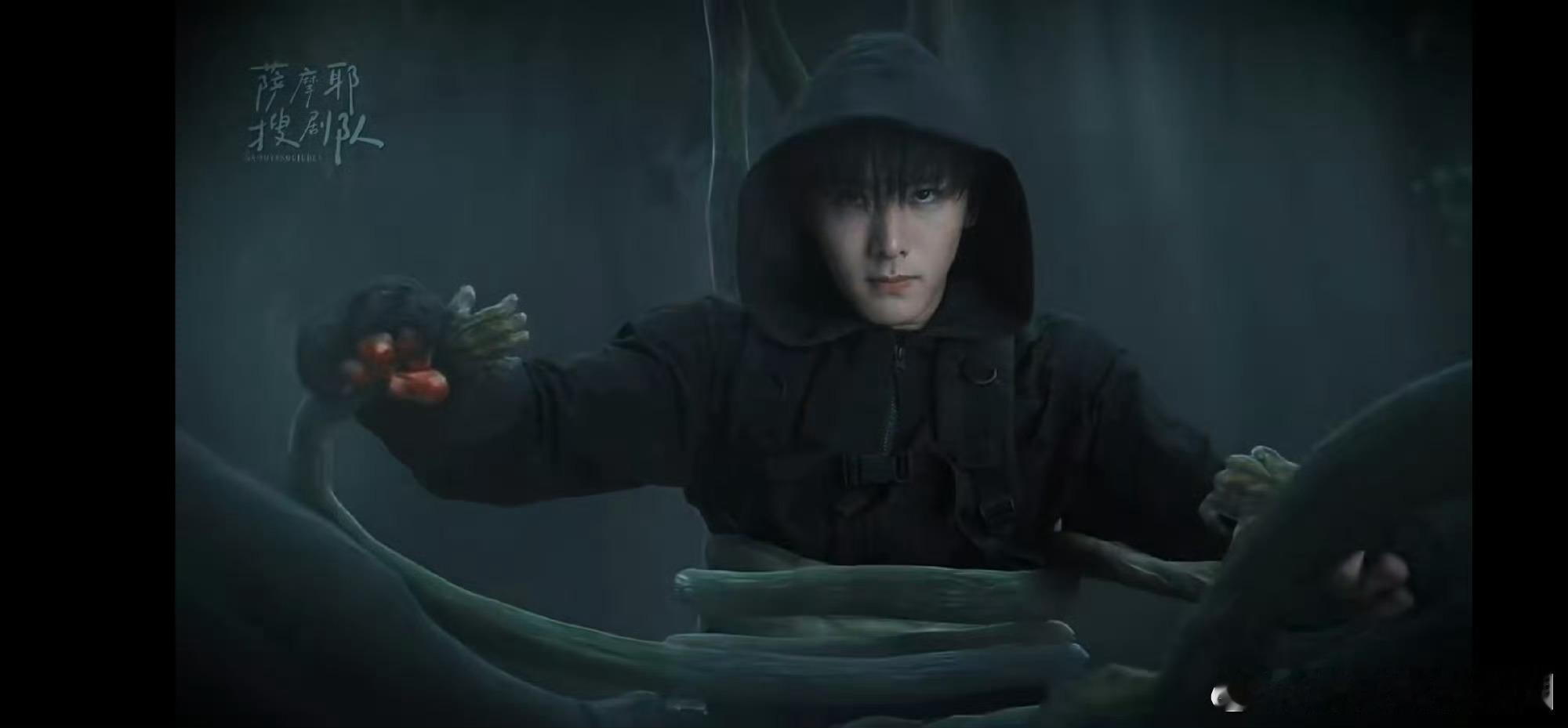 张起灵火中开大 虱鳖王死后蛇柏失控，三叔点火后，张起灵在火中脱外套显纹身，一拳冲