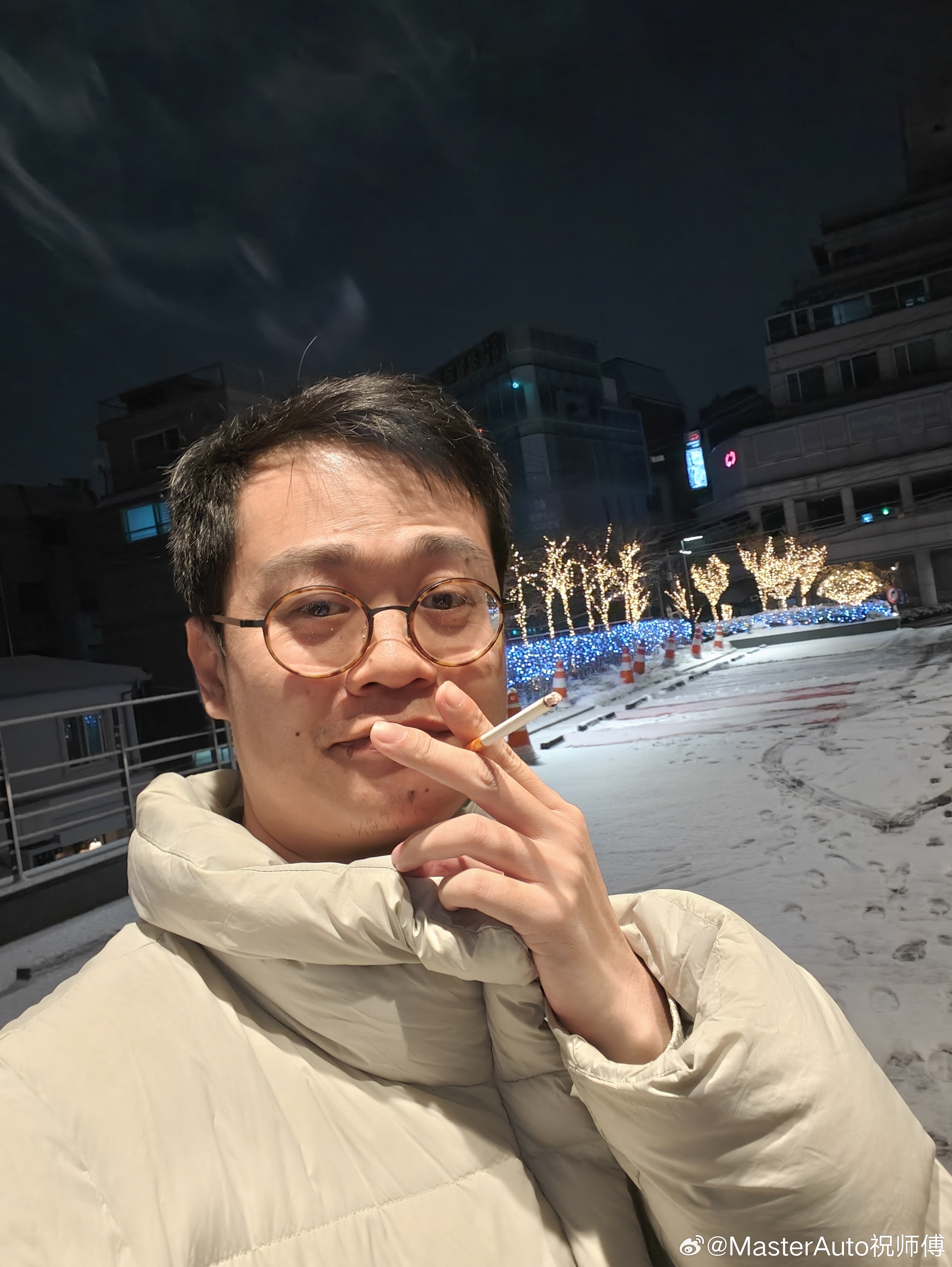 韩国抽烟真难 下楼雪地里才让抽。。。 