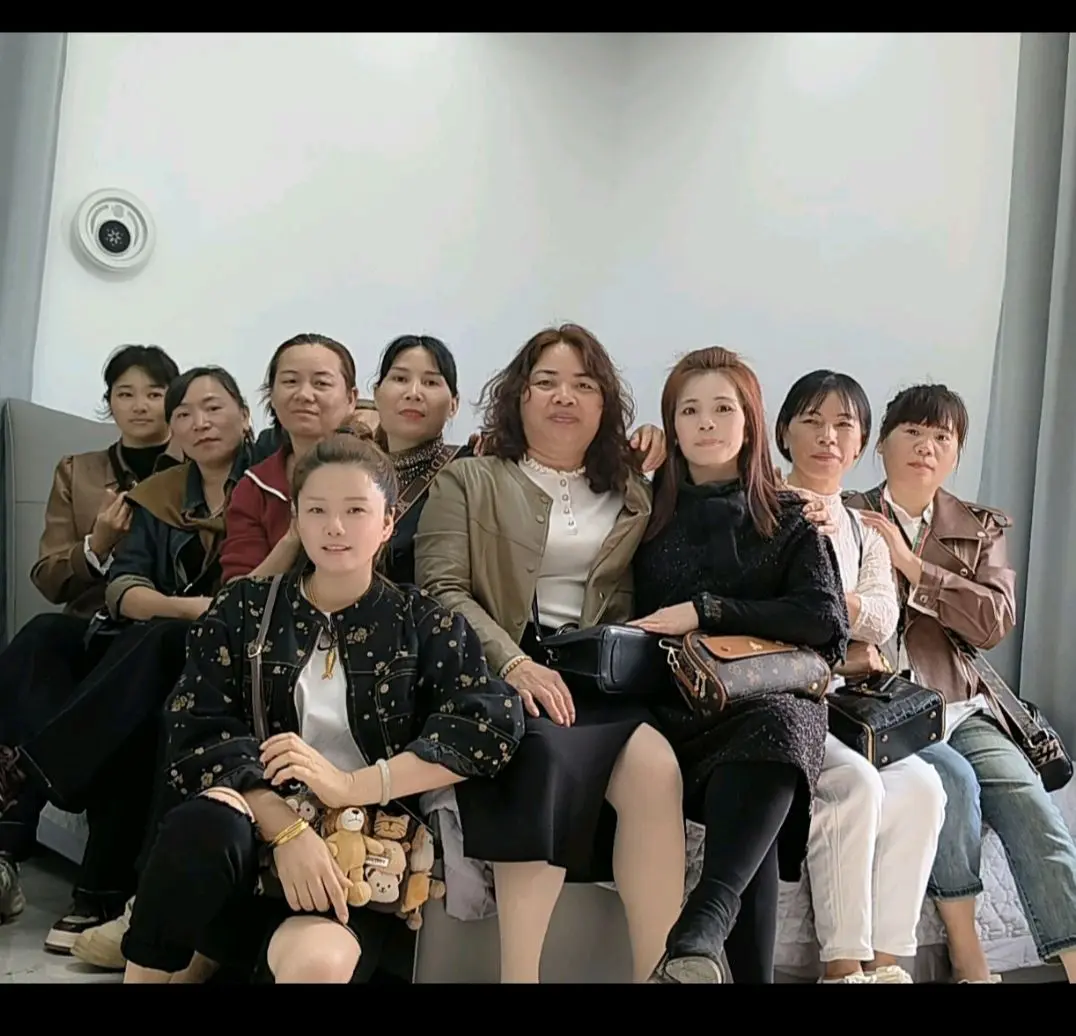 我们80后真的老了，有的刚生完孩子，有的还在怀孕期，而自己已是俩个娃的...