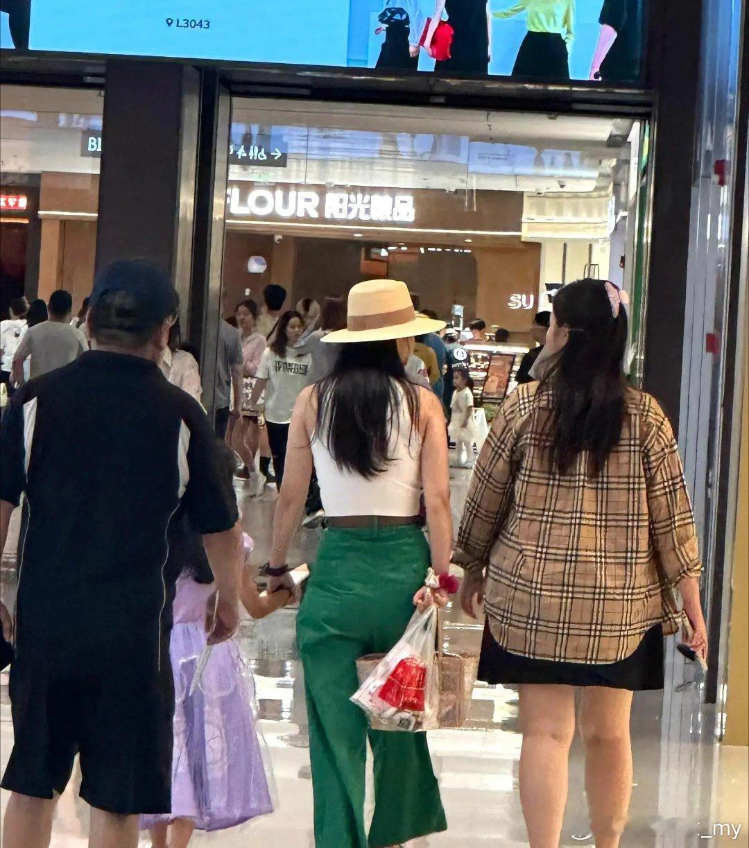 偶遇吴倩和女儿逛商场，母女俩手牵手好有爱，6岁女儿被赞很漂亮 