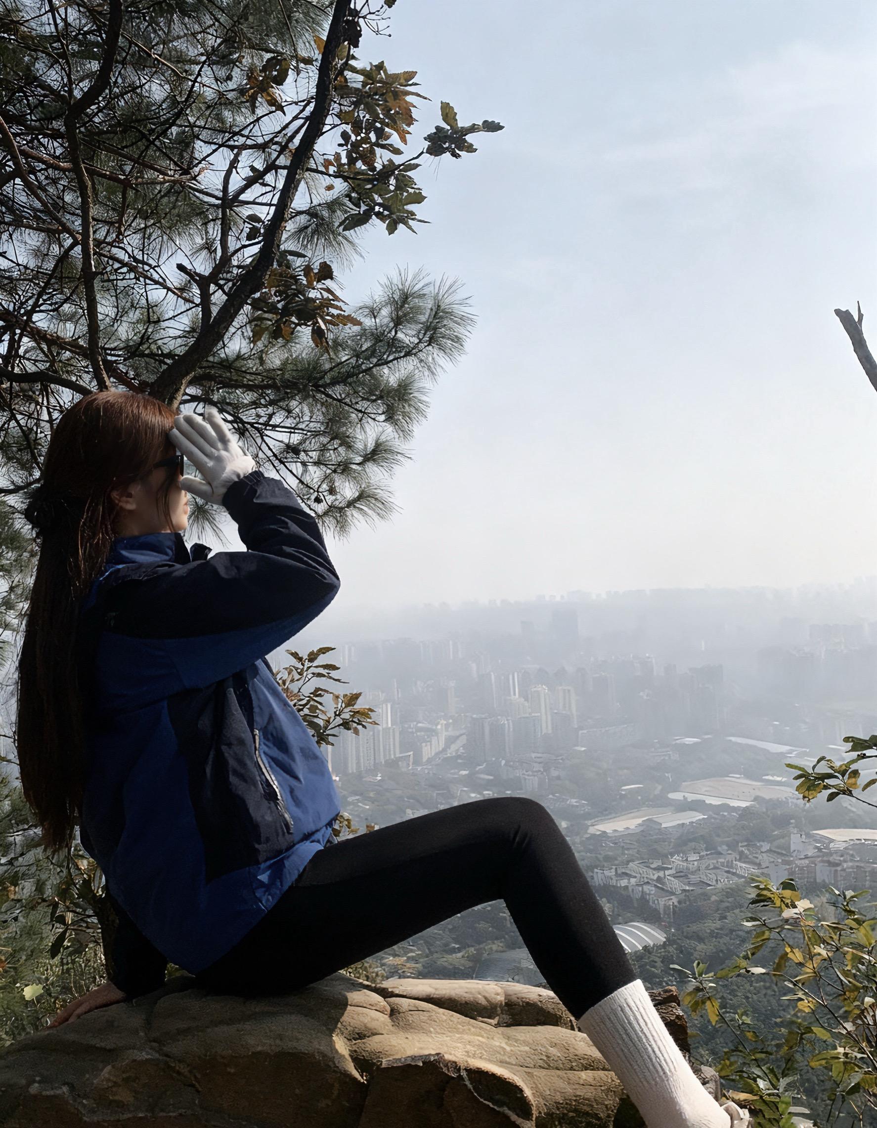 抛个硬币 如果粘在天花板上就不吃夜宵了