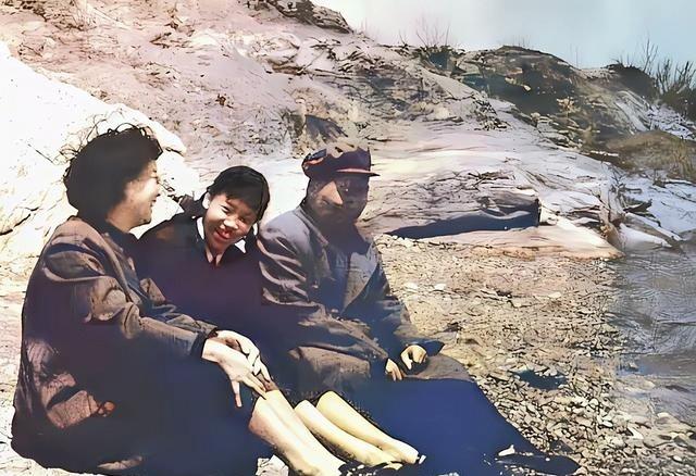 1960年，大连海边留下了温馨一幕。毛岸青与夫人邵华、嫂子刘思齐在此相聚，三人坐